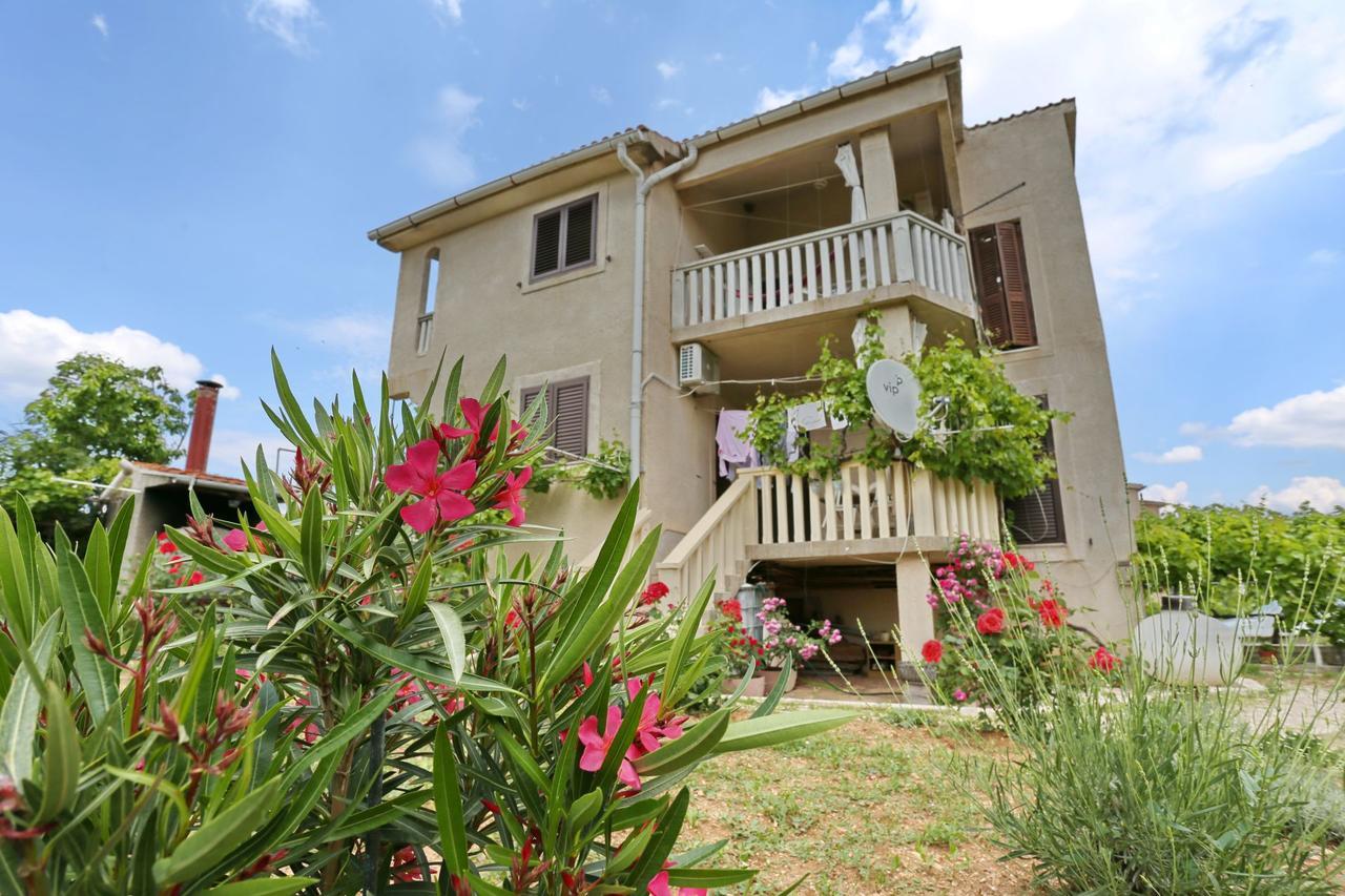 Apartment Sea And Mountain With Pool Novigrad (Dalmatia) Exterior foto